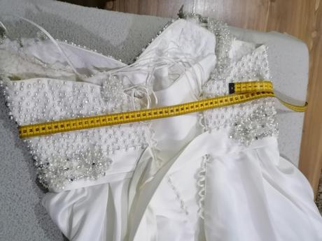 Svadobné šaty, 42