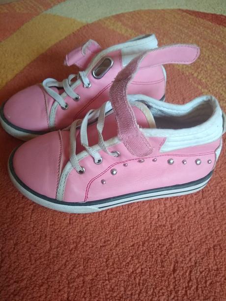 Ružové tenisky, 29