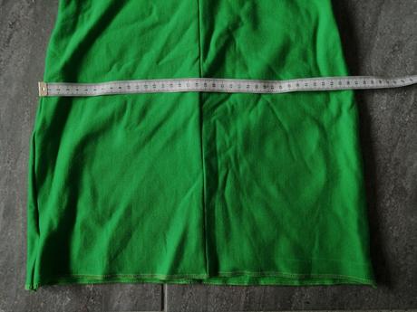Jednoduché zelené šaty v140,9-10 r.,pružné, 140