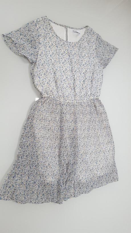 Kvetinové šaty  s plisovanou  suknou, s