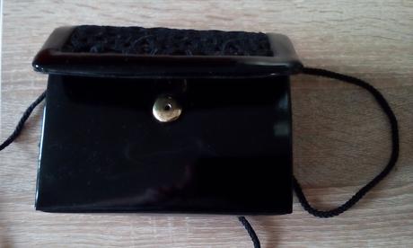 Čierna lakovaná kabelka,