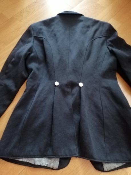 Čierne sako, 40