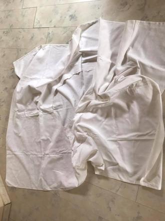 Stará damašková obliečka s otvorom v strede, 