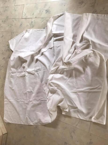 Stará damašková obliečka s otvorom v strede, 