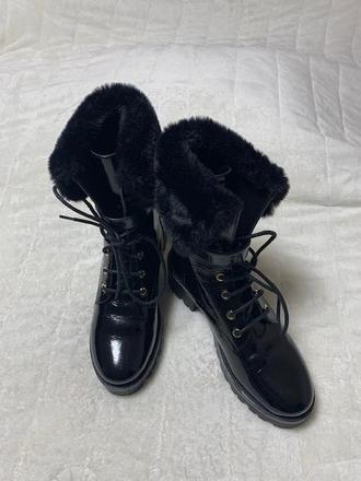 Lakované kožené workery love moschino originál, 39