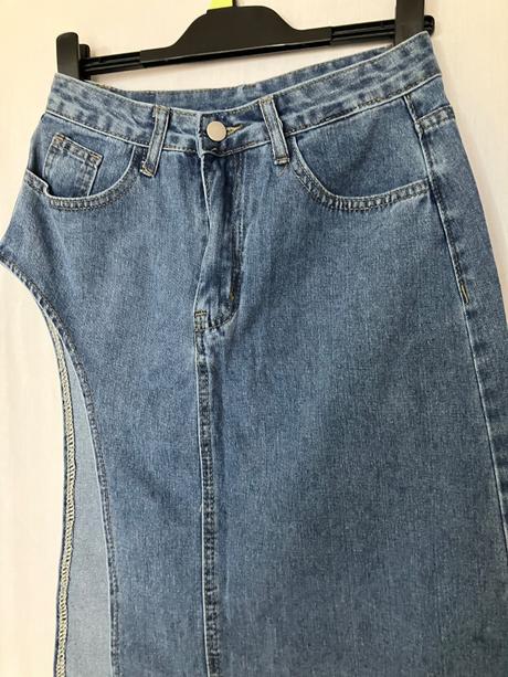 Dámska dlhá riflová asymetrická sukňa s rozparkom, s