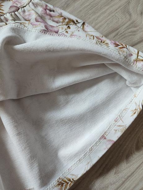 Kvietkovane šaty, 98