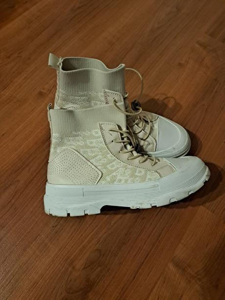 Členkové tenisky, 35