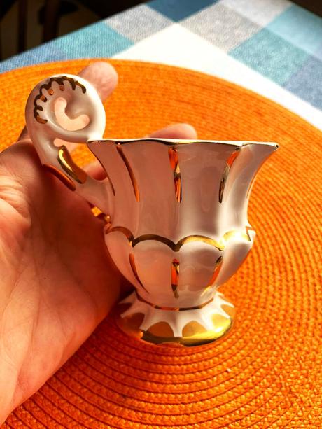 Luxusná starodávna šálka,