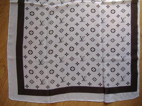 Lahká, jemná šatka s písmenami lv, 