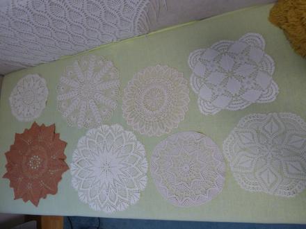 Háčkované obrusy, dečky,