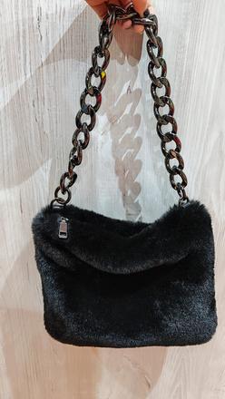 Chlpatá kabelka s reťazou,
