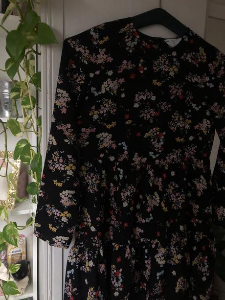 Čierne šaty s kvietkami/ čierne saty/ kvetinové, s