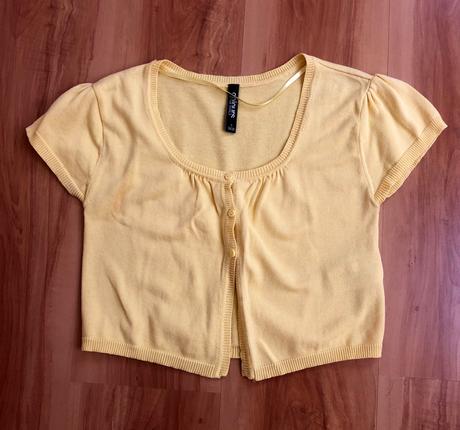 Krátky žltý svetrík, 36