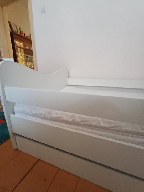 Predam detskú posteľ s matracmi a roštom, šírka (cm): 90,dĺžka (cm): 160