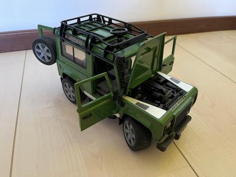 Land rover zeleny hracka,