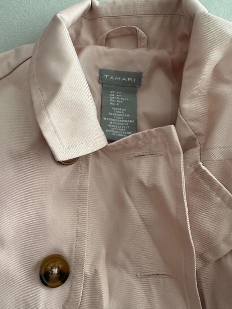 Ružový trenčkot, 104