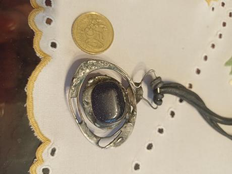 Čierny náhrdelník s prírodným kameňom,