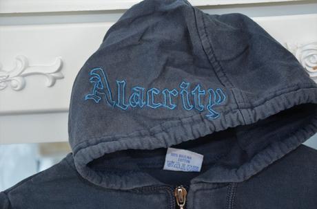 Mikina s nápismi-104, 104