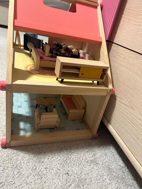 Drevený domček pre bábiky, 