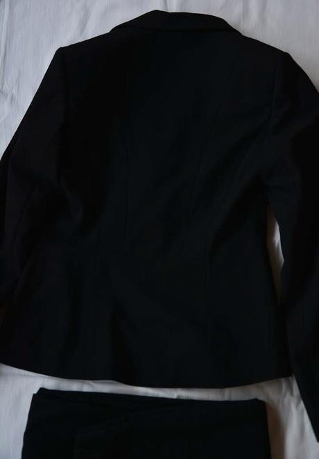 Čierny kvalitný kostým vo výbornom stave, s.oliver,36