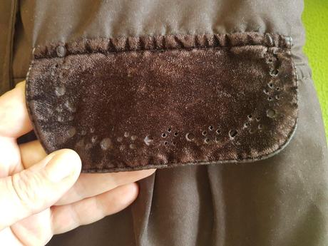 Bunda so zamatovými doplnkami, 128