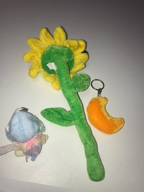 Plyšová kvetinka a 2 prívesky,