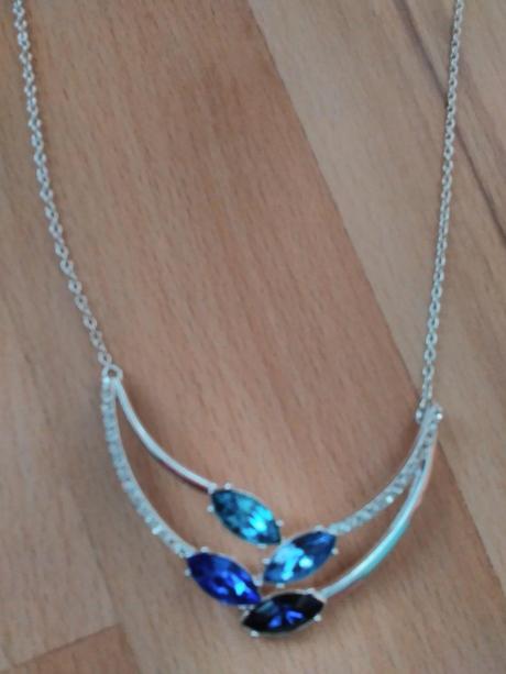 Postriebreny nahrdelnik, 