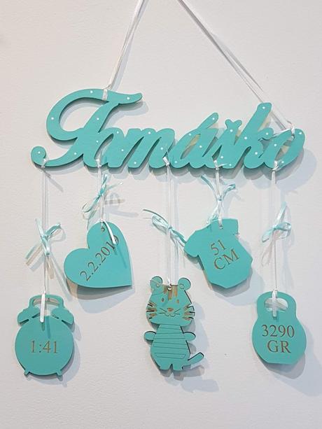 Drevené meno na stenu s údajmi, 