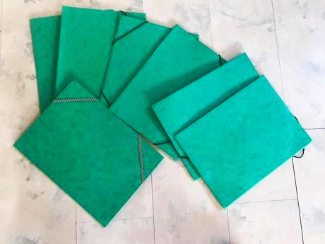 Kancelárske potreby/kartónový obal s gumičkou 7 ks, 