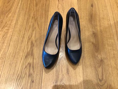 Čierne lodičky, 39