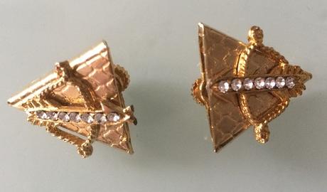 Zlaté gombíky na límec, 