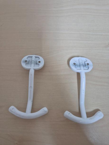 Vešiaky kovové biele 2ks, 