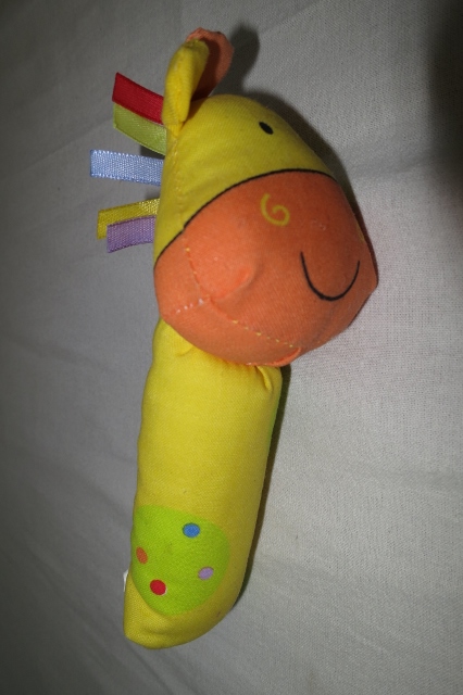 Piskajuca zirafa zn. mothercare, 