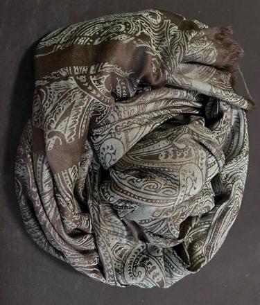 Hneda satka s ornamentami,