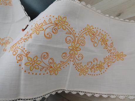 Obrus s oranžovým vzorom,