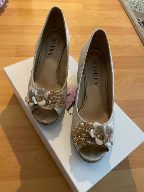 Extravagantné topánky, 37