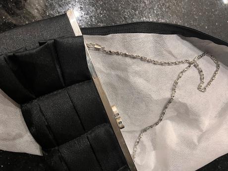 Saténový clutch s odnímateľnou retiazkou,