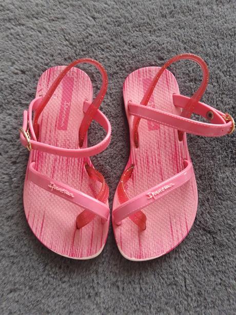 Gumene sandalky, 27