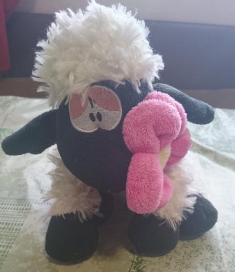 Plyšová ovečka shaun s kvietkom, 20 cm,