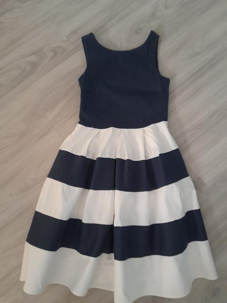 Páskované šaty, m