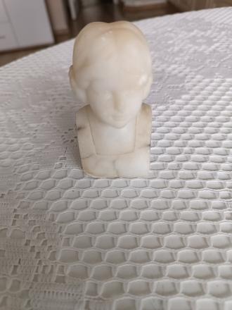 Mramorová busta boženy němcovej, 