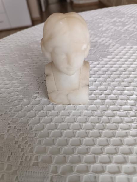 Mramorová busta boženy němcovej, 