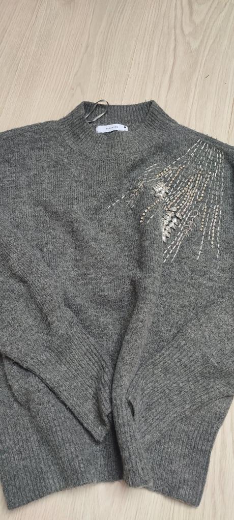 Sveter reserved, reserved,m