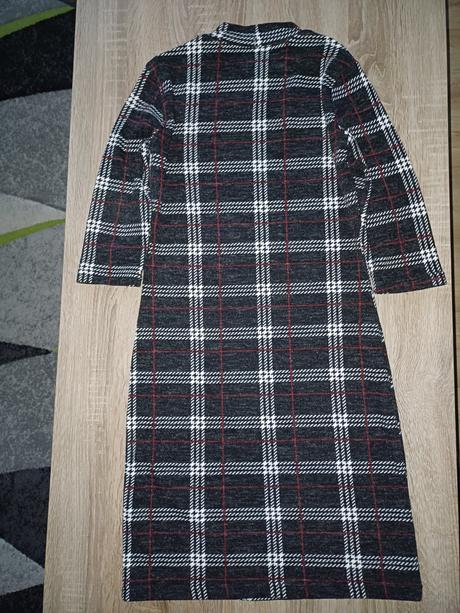 Kárované šaty, 36