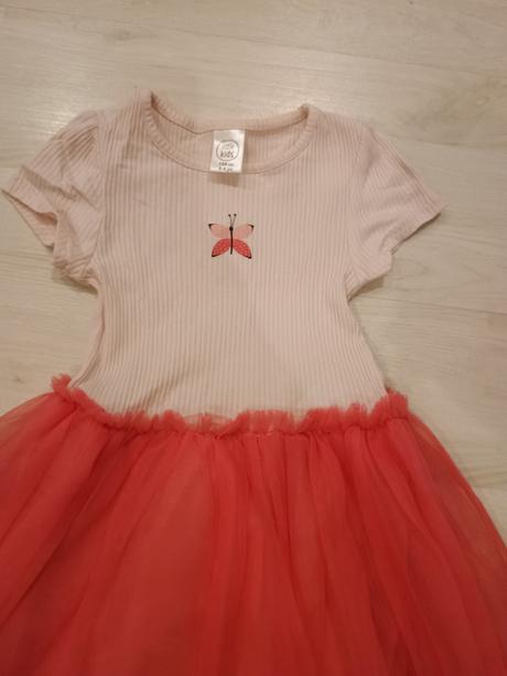 Predám dievčenské šaty, 104