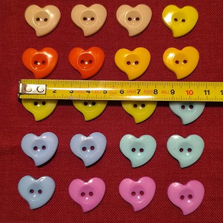 Plastové gombíky - srdiečka (22 ks), 