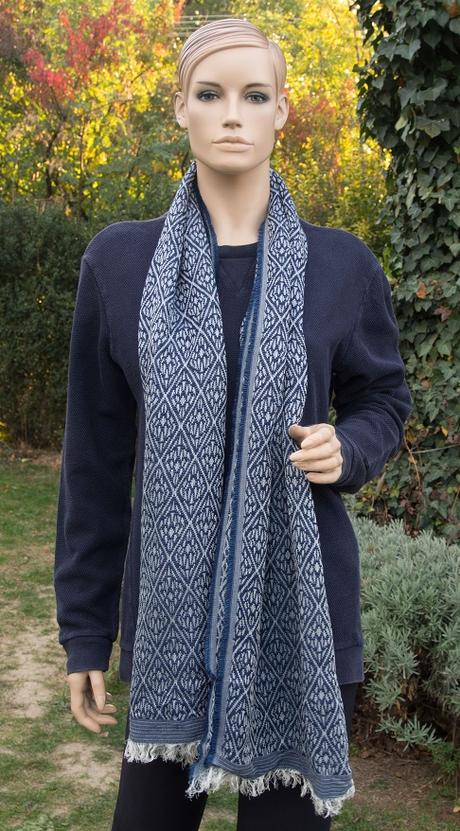 Tmavomodro-biely šál, l