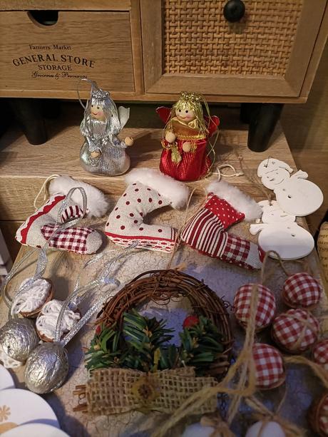 Ozdoby spolu 25 kusov za 8e,