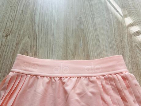 Krásny marhuľkový skort značky alo yoga, pc 98 eur, xs